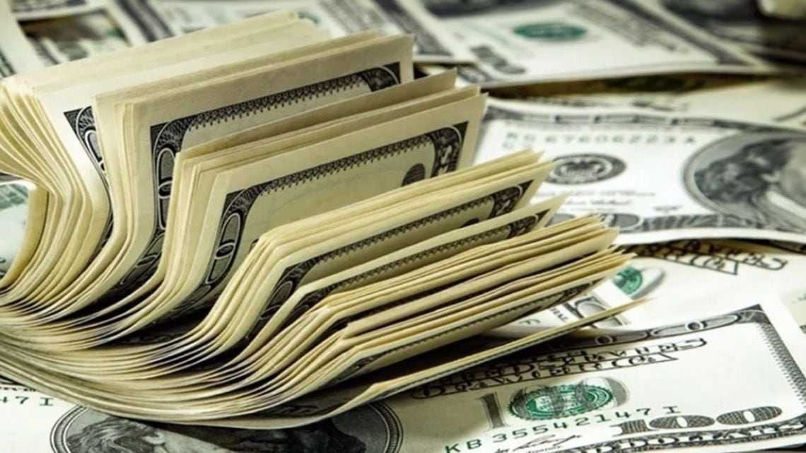 La cotización del dólar blue avanzó cinco pesos en la segunda rueda cambiaria de la semana y se posicionó en 1.565 pesos para la venta