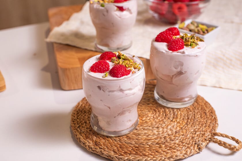 Mousse de frambuesas sin huevo: un postre que se arma en 15 minutos y la heladera hace el resto