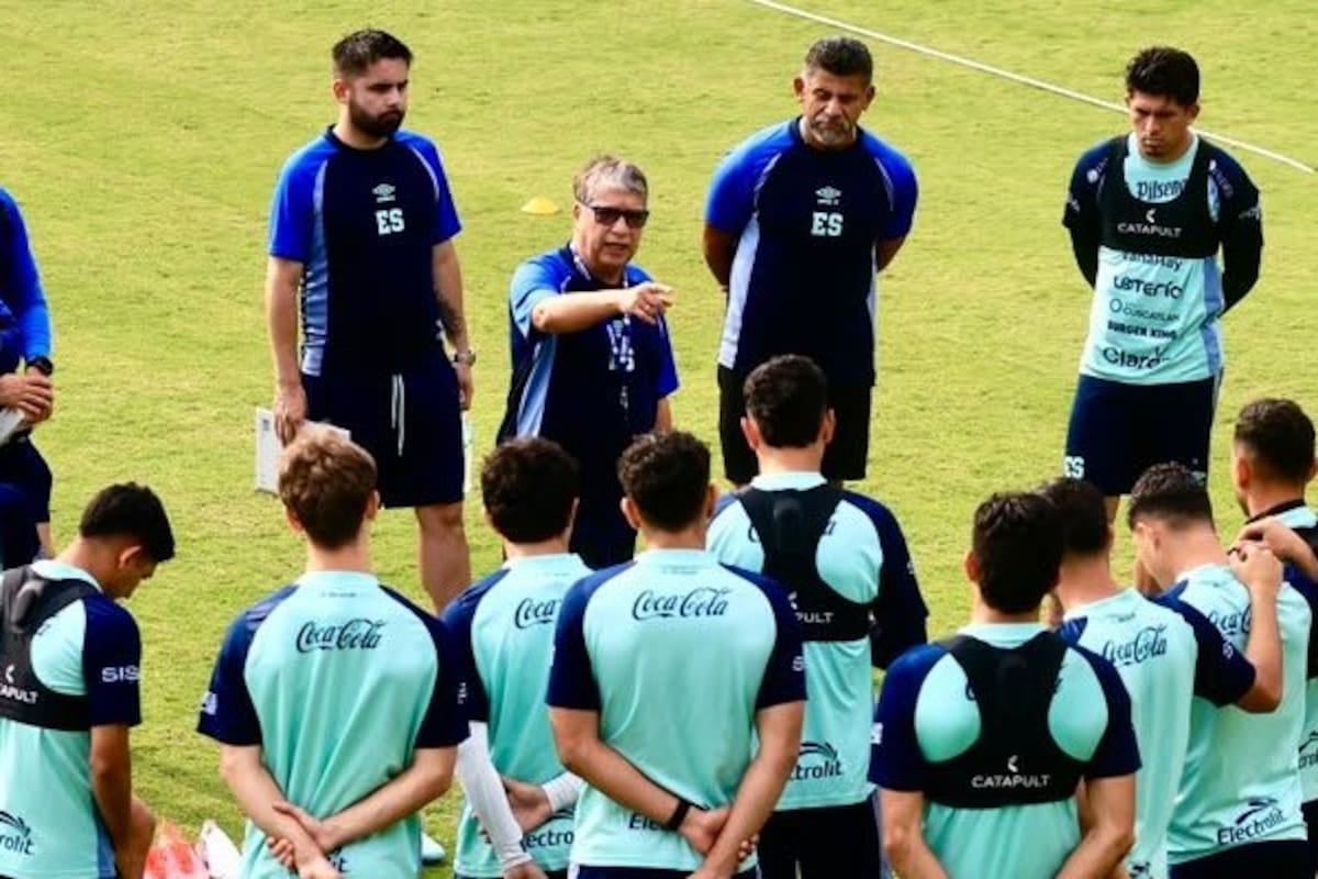 Seis goles en contra y el técnico que se ofrece como despido: El Salvador se agarra a Bolillo Gómez como a la última tabla