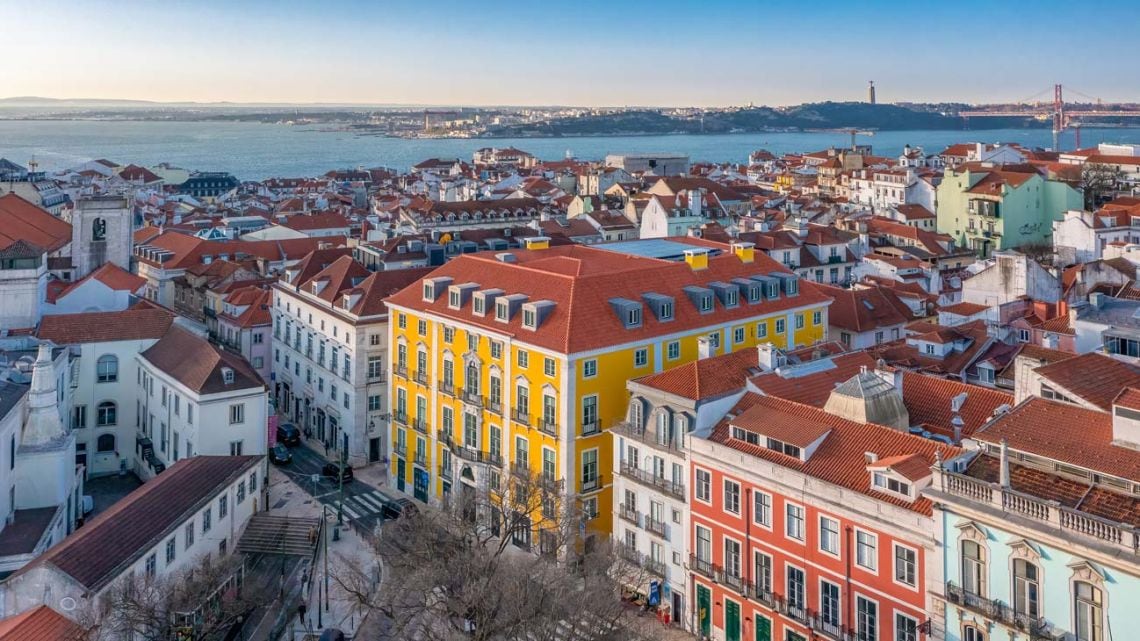 Dormir entre barricas en un palacio del siglo XVIII que mira los miradores de Lisboa