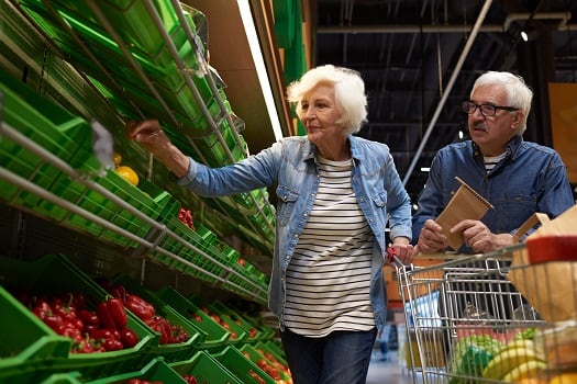 La canasta de los adultos mayores se encareció 38% en un año y ya cuadruplica el haber mínimo