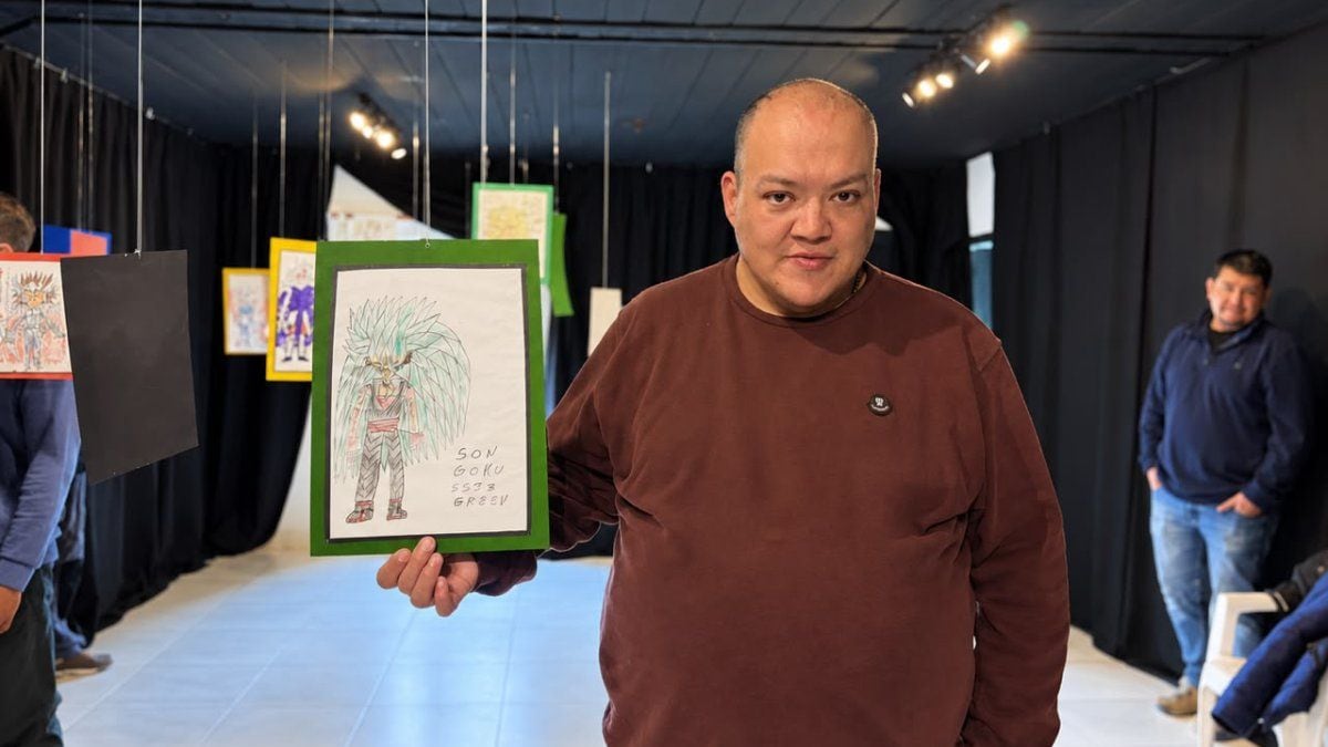 Daniel, Goku y el papel: la primera vez que un dibujante de Aluminé se animó a mostrar su mundo