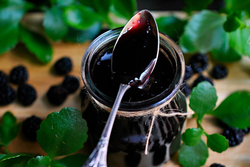 Mermelada de moras silvestres: la receta casera que se cocina con manzana y limón