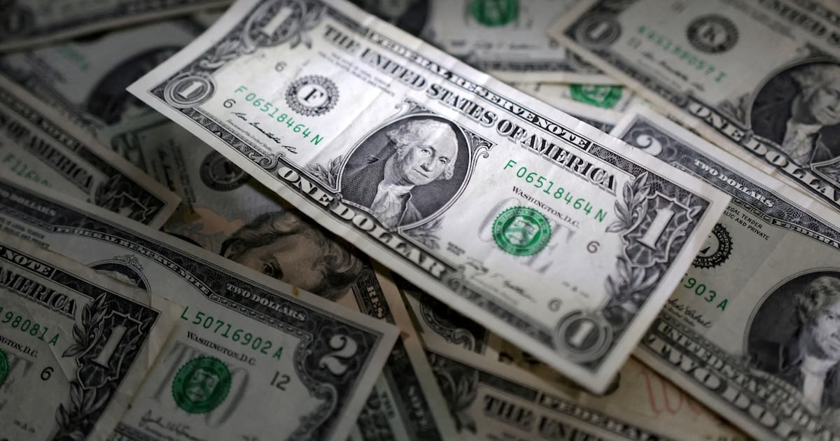 El dólar cerró la semana con baja en el Banco Nación, estabilidad en el blue y retrocesos en los futuros