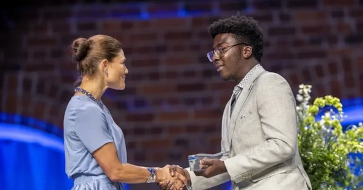 Un pibe de 17 años inventó un robot que junta plástico con ferrofluido y le dieron un premio en Suecia