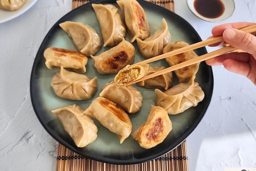 Treinta bocados vegetarianos: cómo armar unas gyozas caseras con tofu y shiitake que quedan crocantes y jugosas