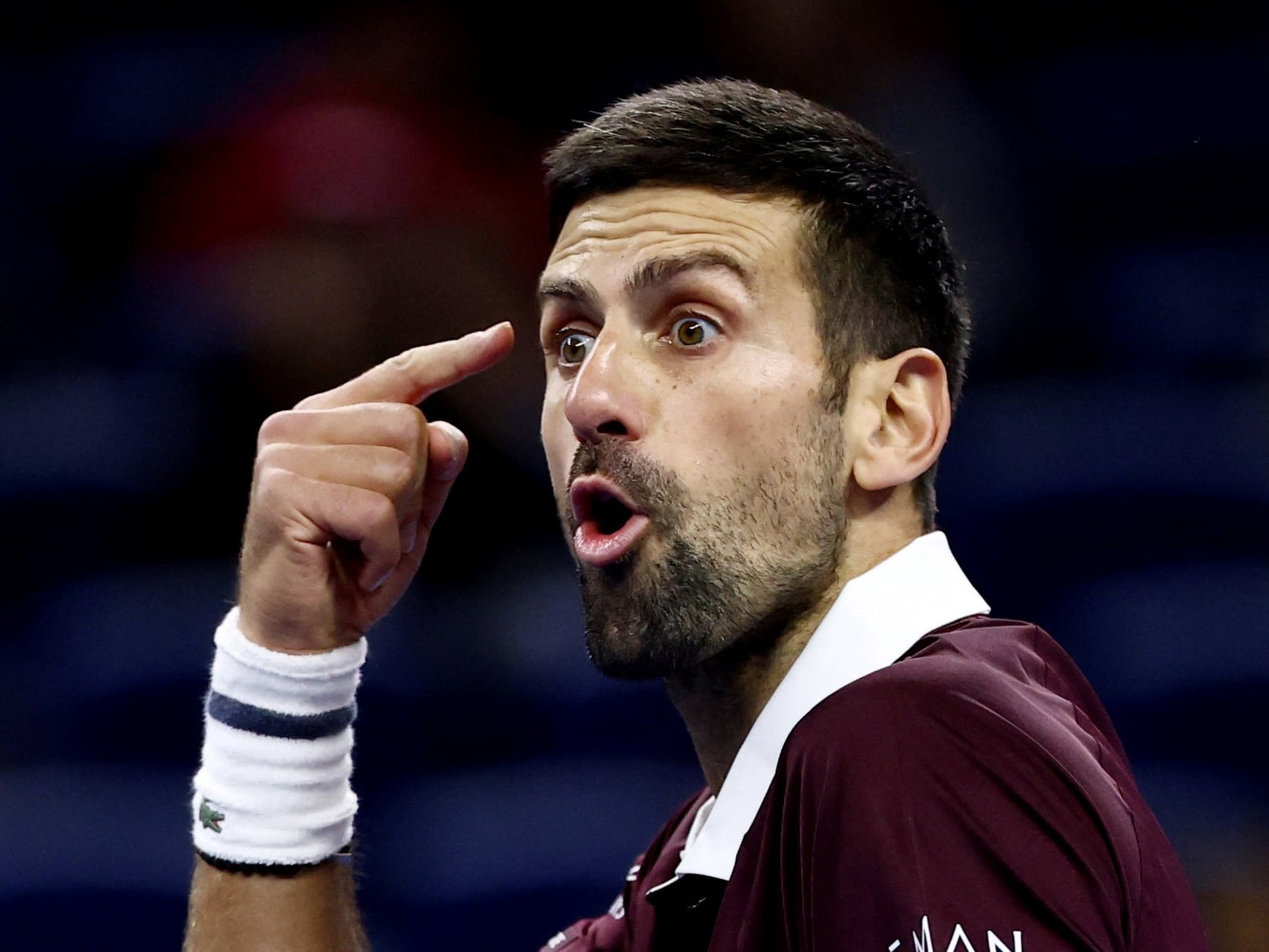 Djokovic se enojó con el referí, dio vuelta un partidazo ante Zverev y sigue vivo en Pekín