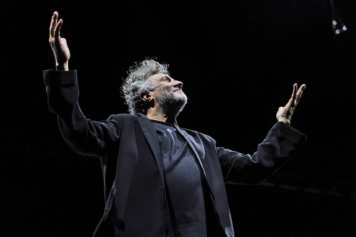 Fito Páez frenó su propio show en Mar del Plata para defender a un público que, según él, estaba siendo apretado por la seguridad
