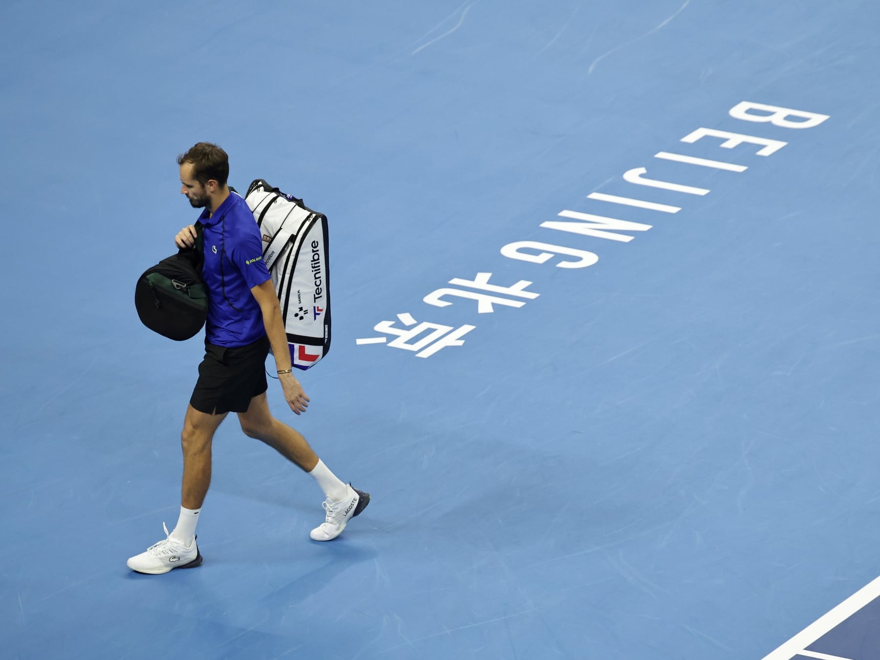 Medvedev se quedó afuera en Pekín por una pelota que se fue a la tribuna y Djokovic ya está en la final