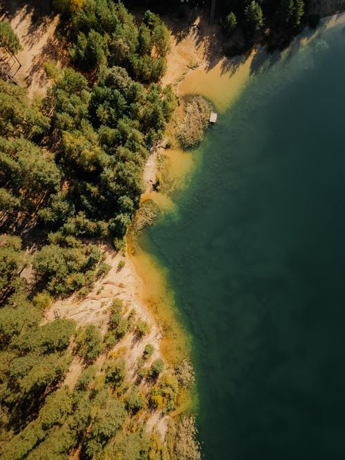 Una isla con capilla propia en el corazón del lago Lácar