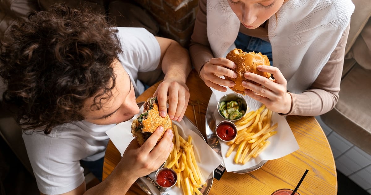 El mismo plato, dos señales distintas: lo que dejó un ensayo con 57 adultos sobre los ultraprocesados