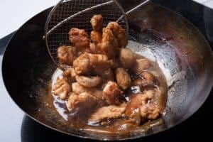 Pollo al limón como en la cocina china: el truco está en el rebozado y en no cortar la carne antes de freírla