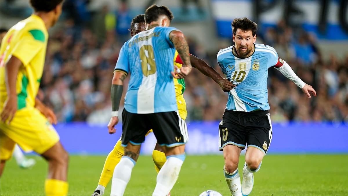 El centro de Leo y el cabezazo de Otamendi: Argentina le gana a Benín en la noche de los abrazos