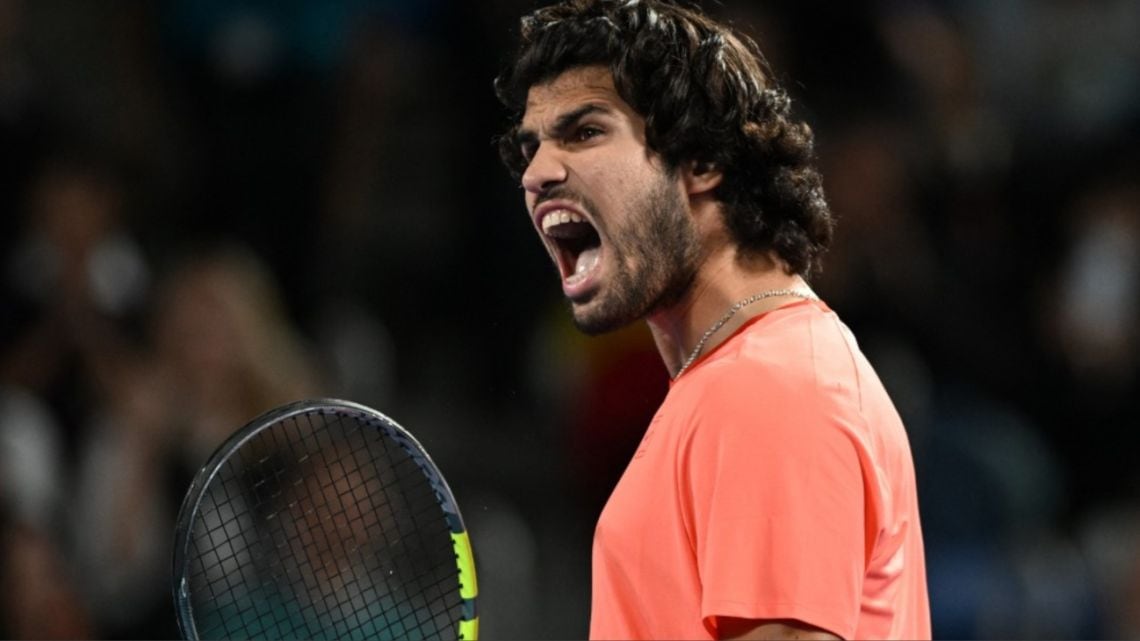 Alcaraz se sacó de encima el primer set a los empujones y va por la corona en Tokio