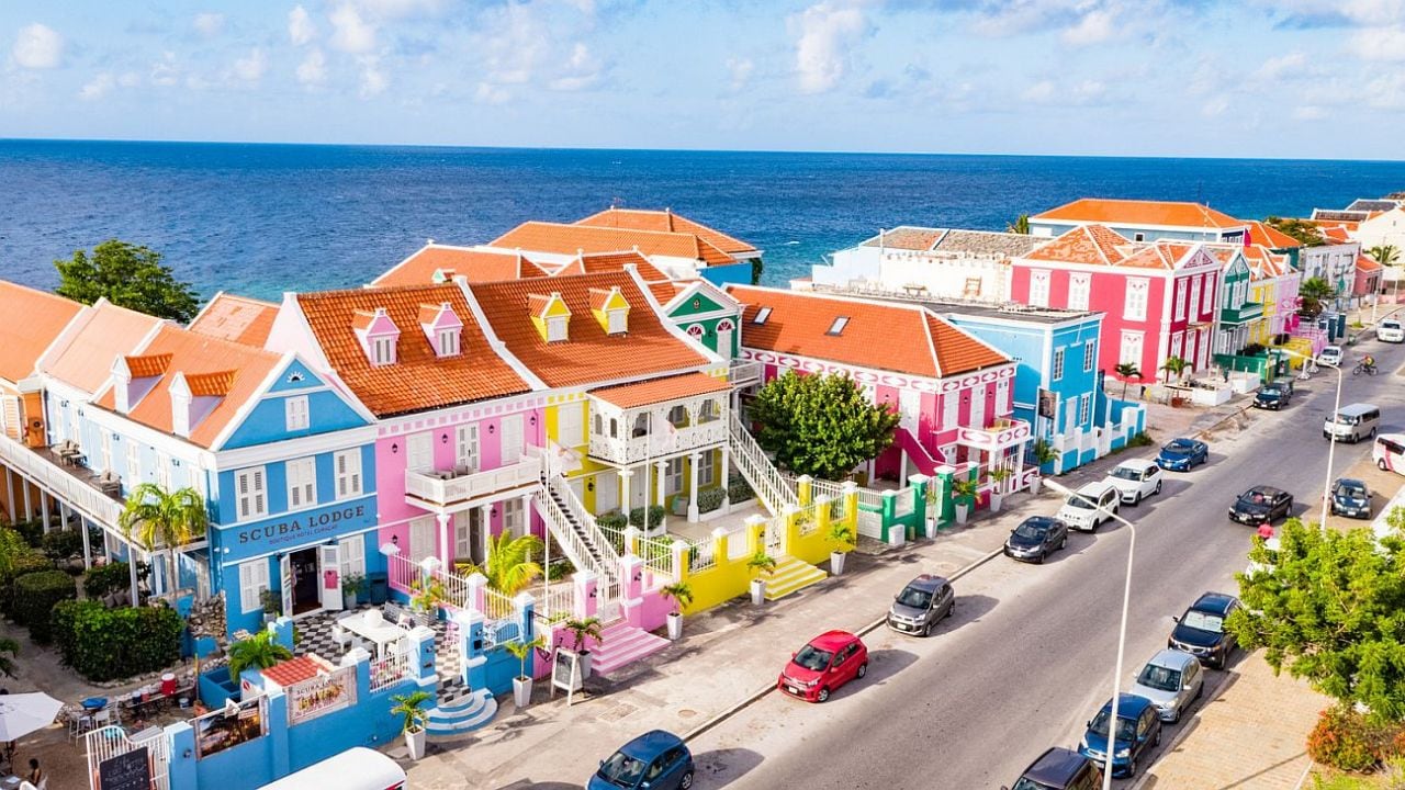 Curazao, la isla donde las playas se esconden entre acantilados y la capital parece un cuadro holandés