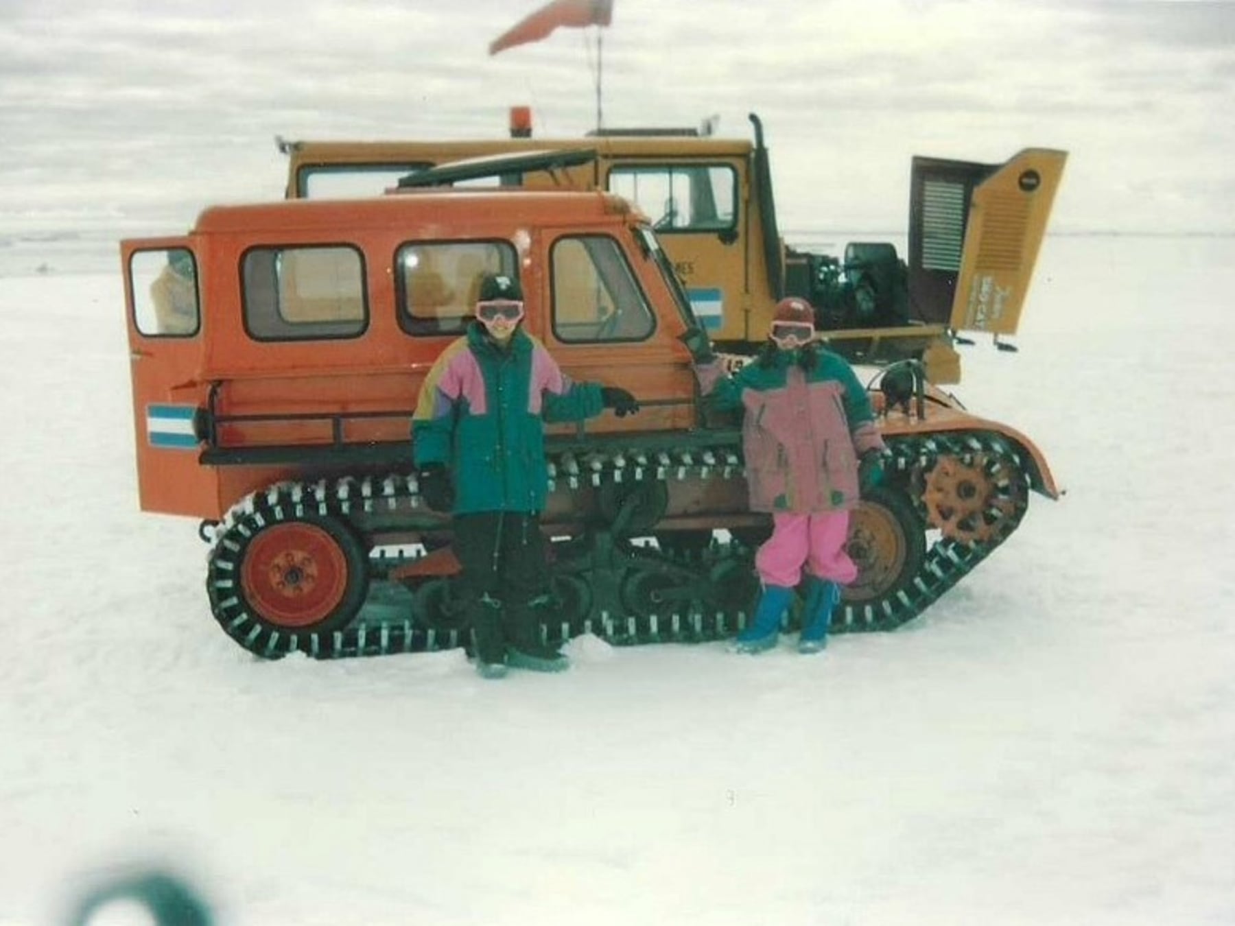 A 12 grados bajo cero y con el hielo como patio: la infancia antártica de Natalia López, contada desde adentro