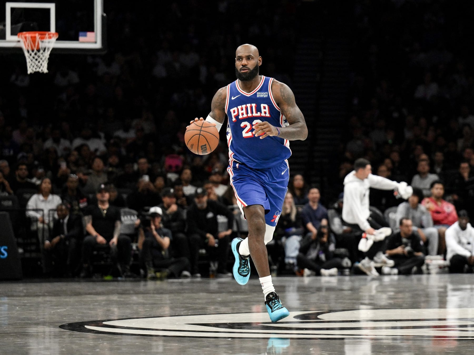 La gira del rey arrancó con derrota, pero LeBron ya mostró que el 23 todavía enchufa