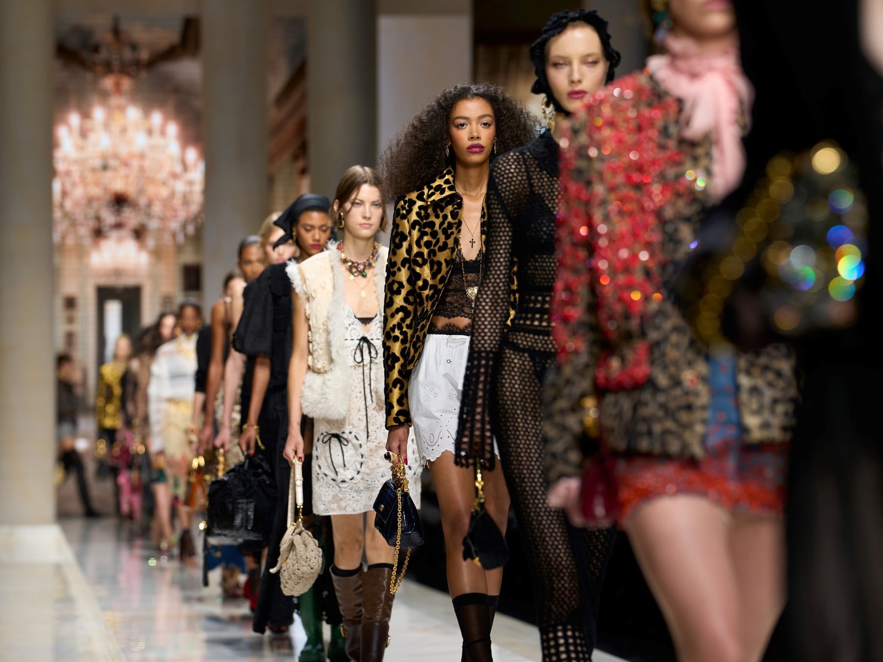 Milán cierra una semana donde el brillo y la piel desnuda volvieron a marcar el pulso de la moda italiana