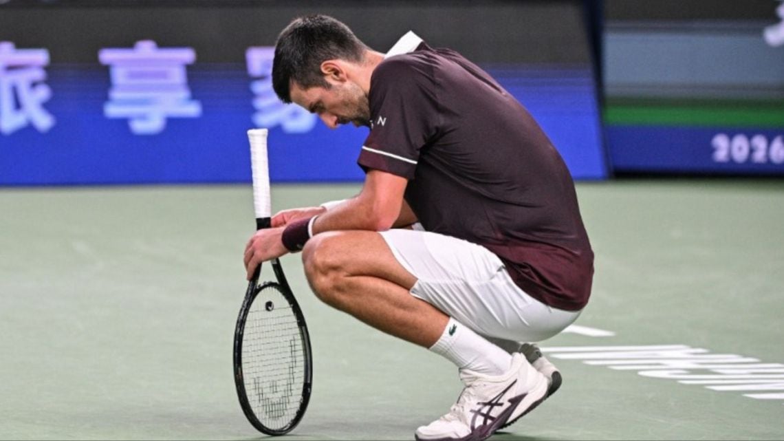 El reloj le pasa la cuenta: Djokovic se desinfló en Shanghái y ahora depende de un milagro en París