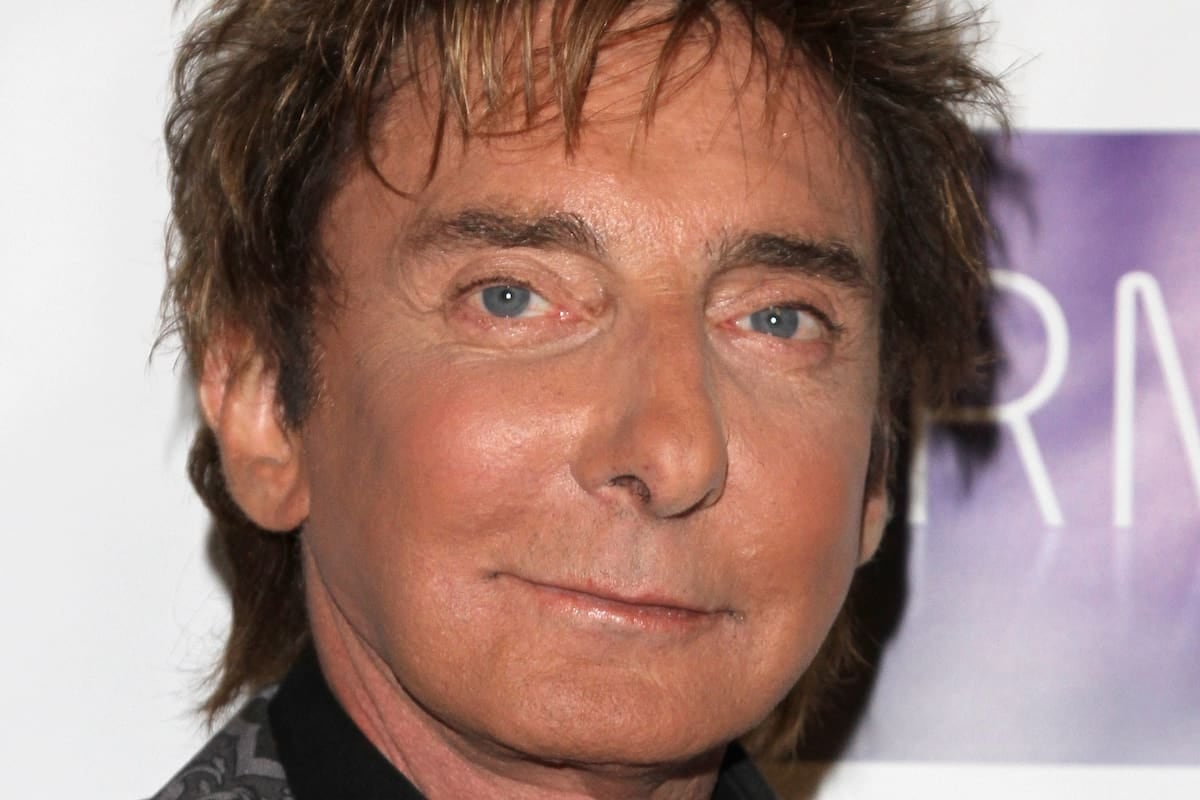 Manilow se bajó del escenario en Las Vegas con la voz hecha pedazos y un historial de cancelaciones que preocupa