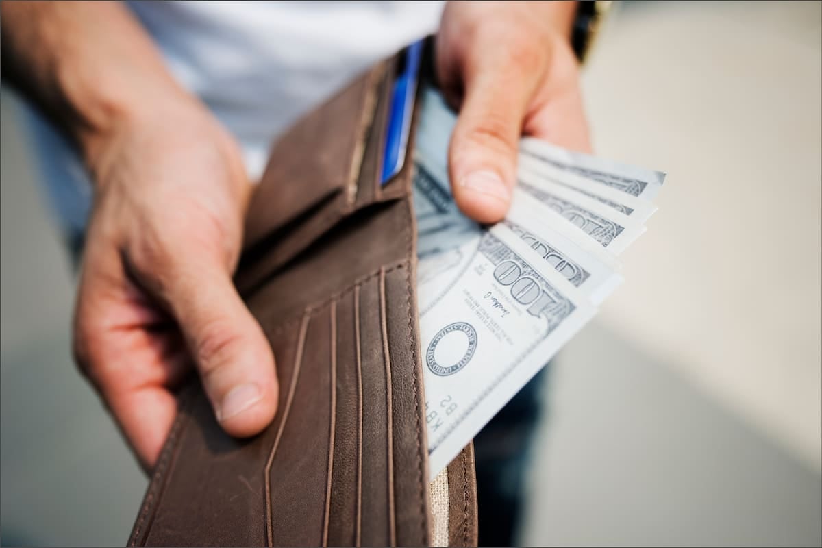 El dólar oficial y el blue quedaron casi empatados en el cierre de la semana