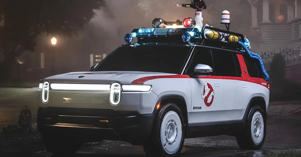 Bill Murray vuelve a ponerse el traje de Peter Venkman, ahora al volante de una camioneta eléctrica con espíritu de Halloween