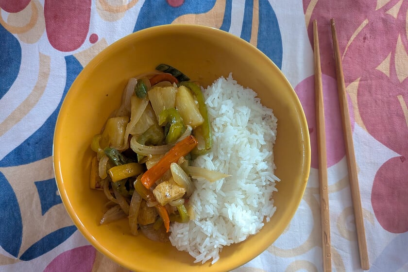 El salteado chino que conquistó las mesas argentinas: tofu agridulce con piña, el clásico vegano que se hace en 20 minutos
