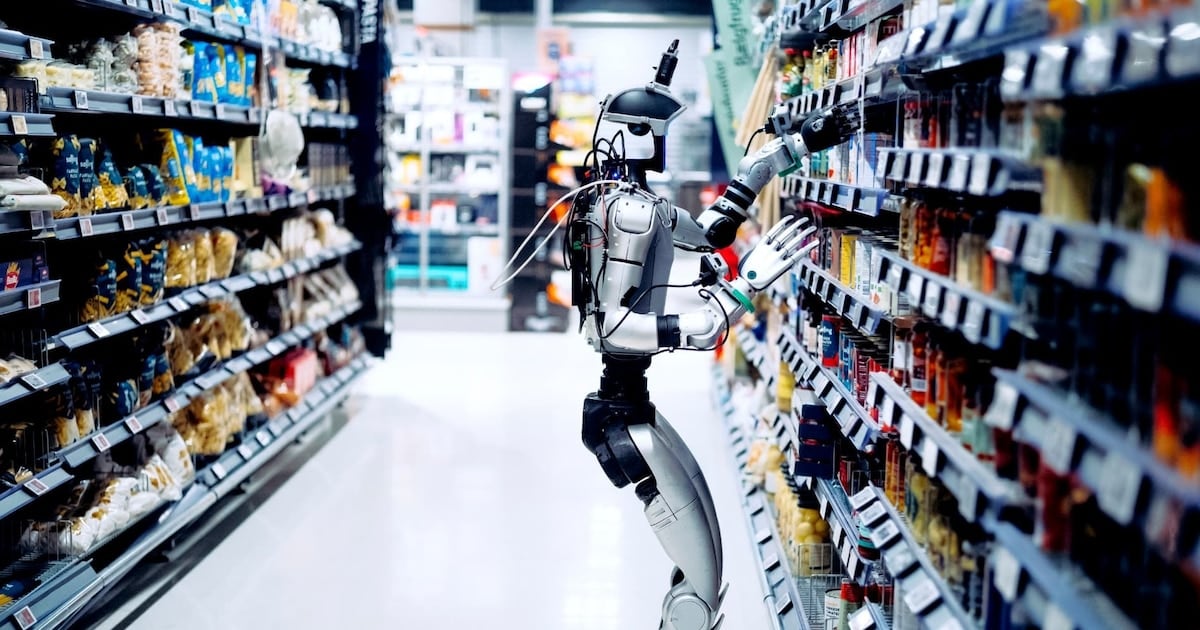 Un robot por pasillo: la cadena danesa que apuesta a reponer góndolas en horario inhábito