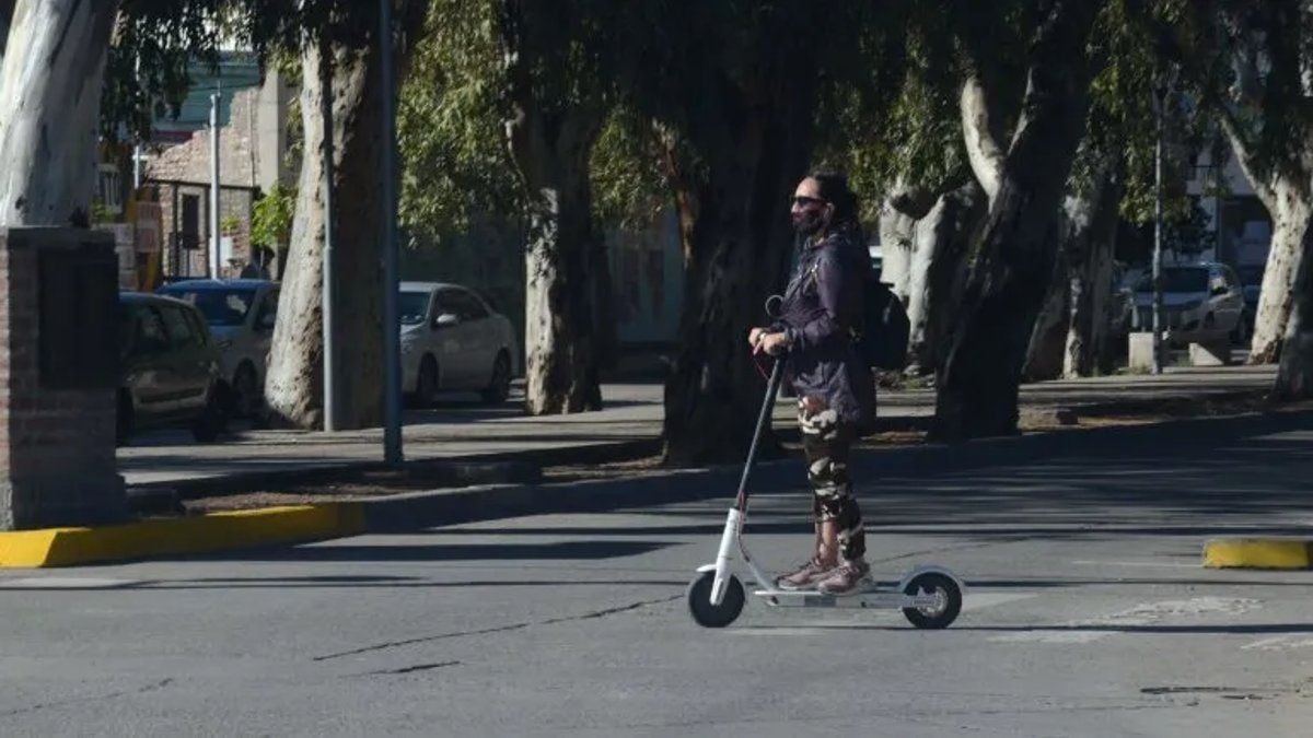 Neuquén suma monopatines eléctricos al mapa de la calle: cómo subirse, cuánto sale y qué pasa si lo sacan del centro