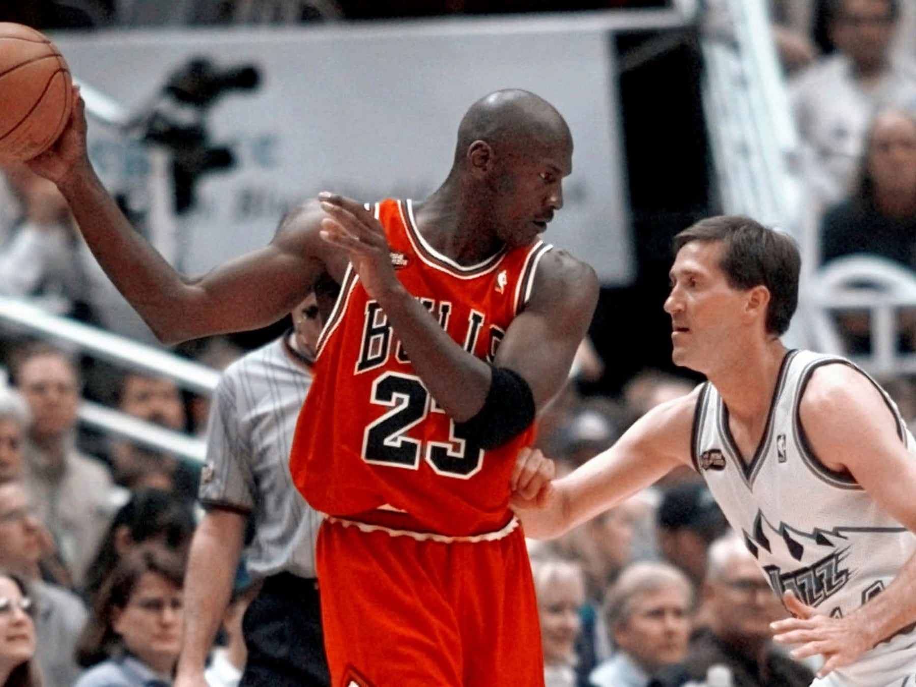 Catorce millones por la roja del 23: la camiseta de Jordan en las Finales del 98 rompe otro récord