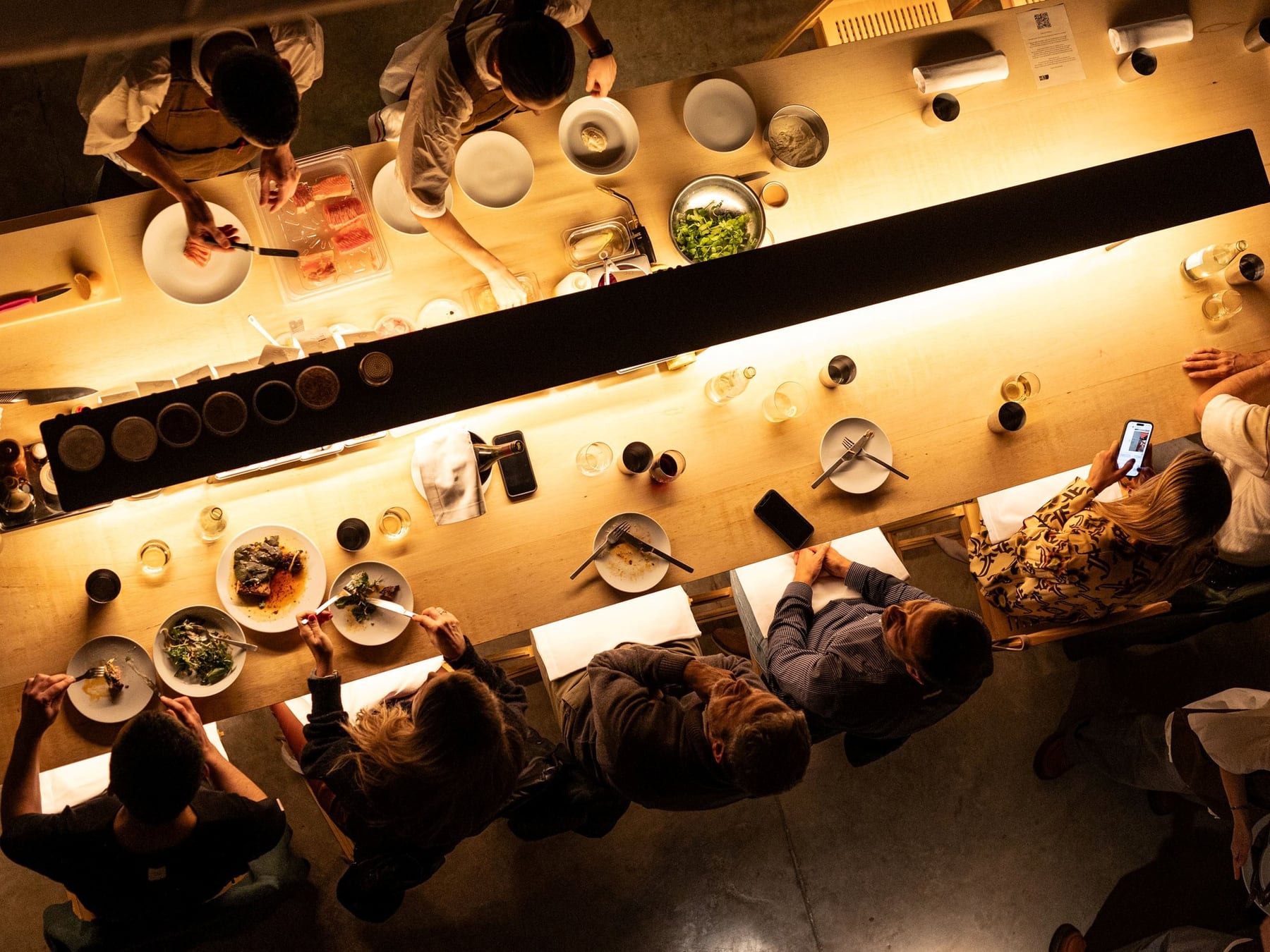 Mesa chica: los porteños comen menos, comparten más y sacan el celular antes que el tenedor