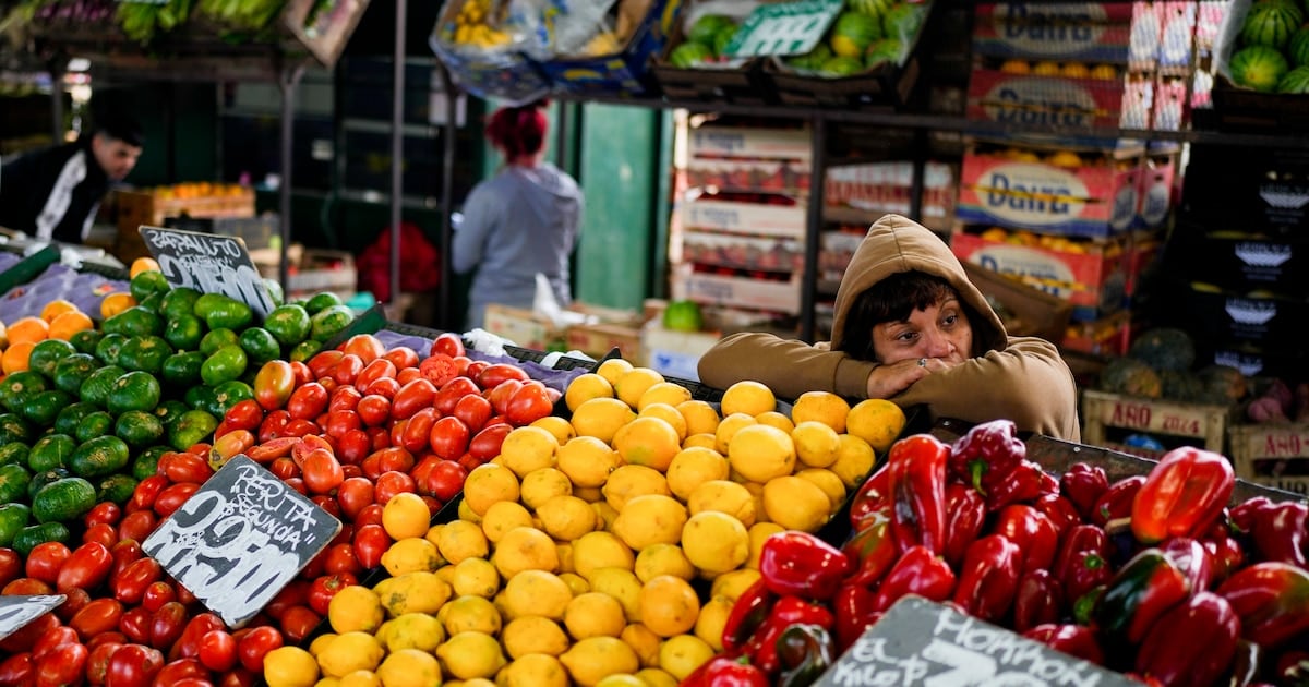 Tomate y cebolla al frente de las subas, y la lechuga entre los alivios: el comportamiento dispar de la canasta de alimentos en septiembre