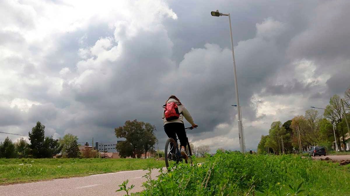 Una semana con el cielo cerrado en Neuquén: el termómetro se queda corto y el domingo se viene con tormenta