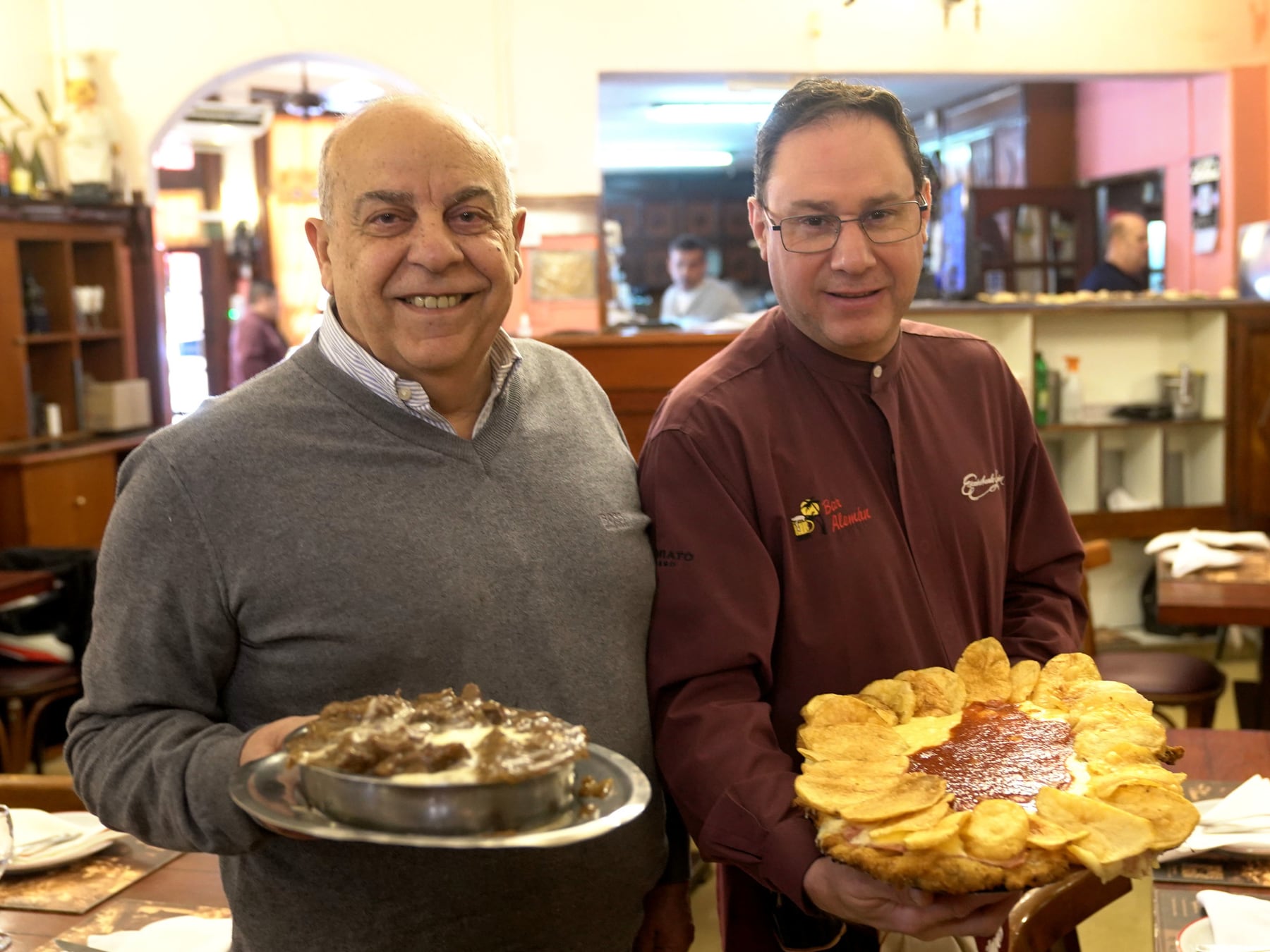 Te sentás en la esquina de las palmeras y el mozo te pregunta, sin libretita, qué vas a comer: bienvenido al Bar Alemán de Villa Devoto