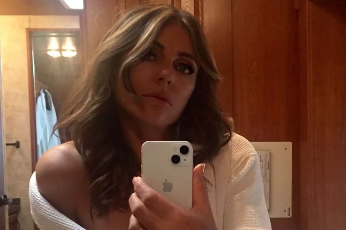 Elizabeth Hurley volvió al set de The Burbs y un anillo de diamantes encendió las sospechas de sus fans