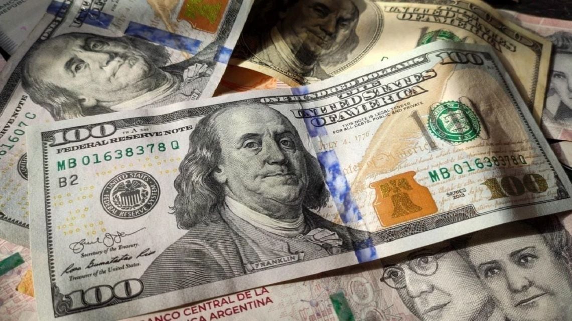 El dólar blue retrocedió cinco pesos y se reacomodó en los $1.545 para la venta
