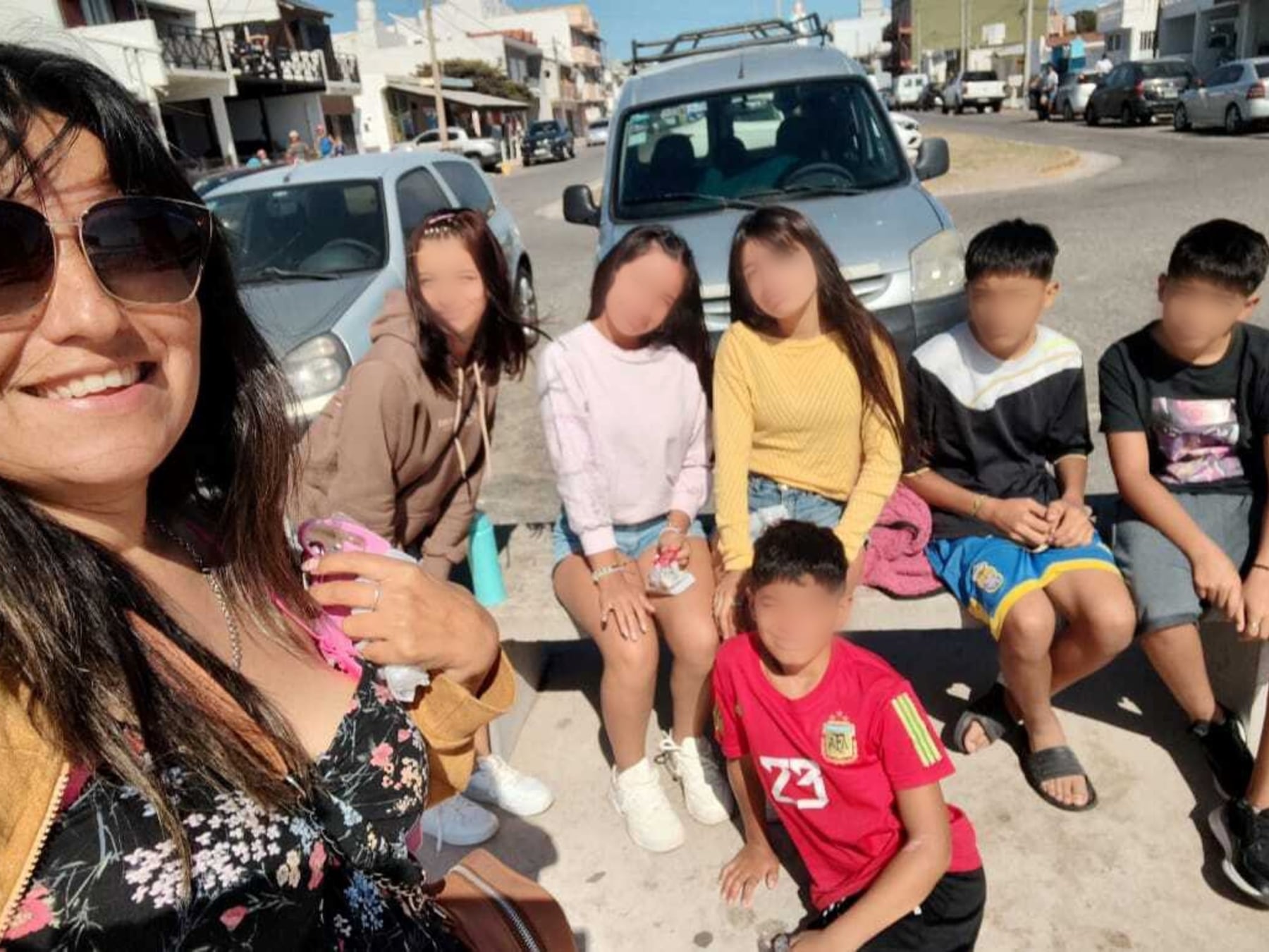 De un aula a una mesa de nueve: la historia de María Laura y los seis hermanos que la eligieron como mamá