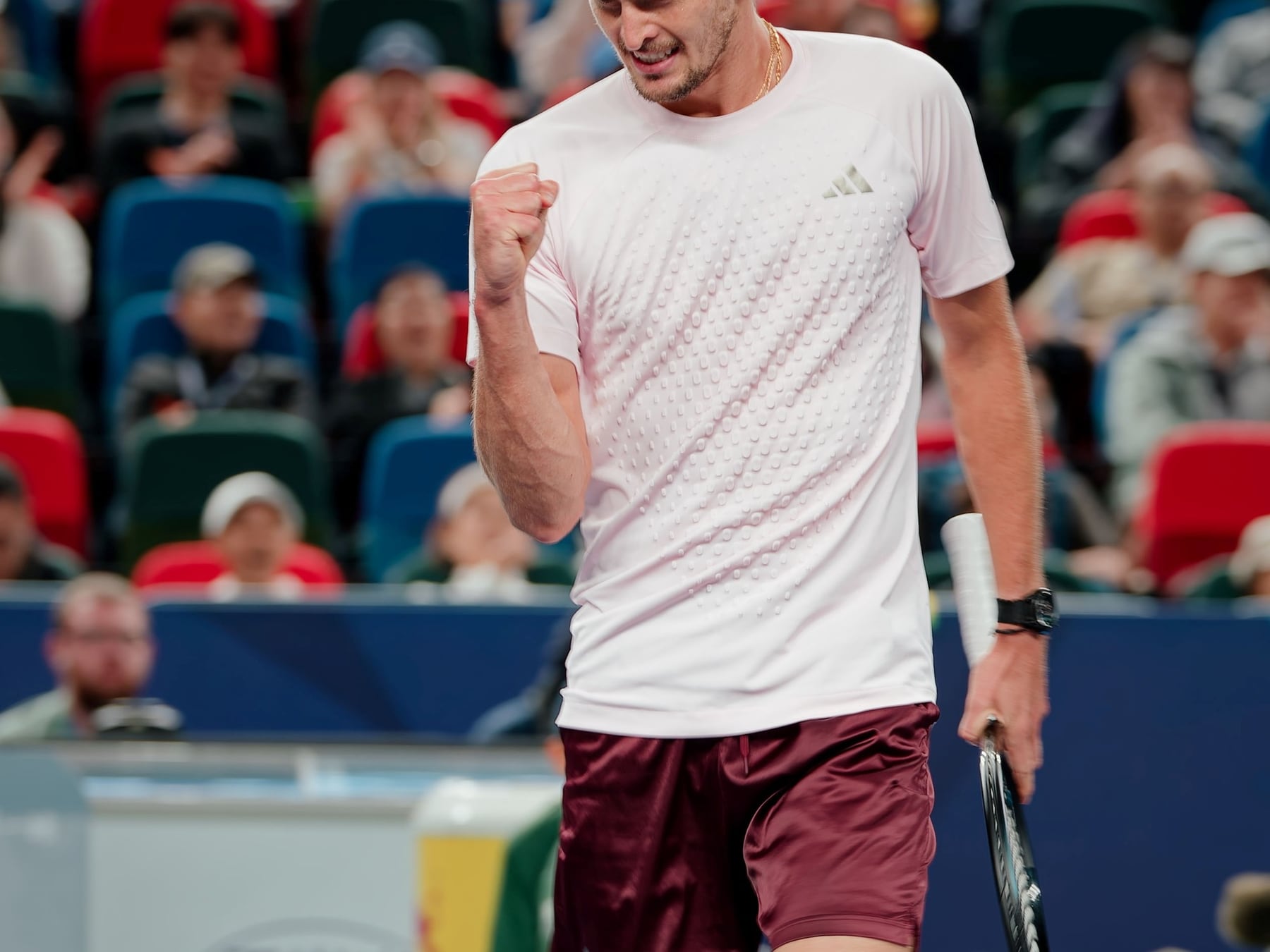 Zverev barrió a De Miñaur sin despeinarse y ya está entre los cuatro mejores de Shanghái