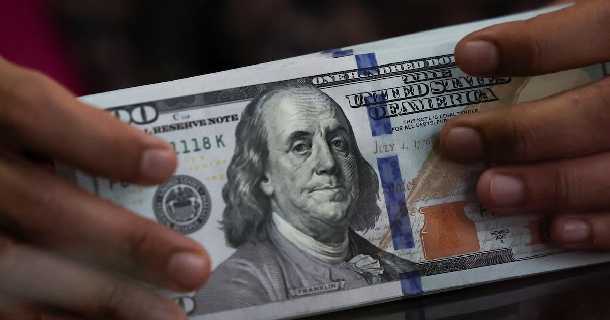 El tipo de cambio cerró en $1.535 y la diferencia con la inflación volvió a marcar el pulso del año