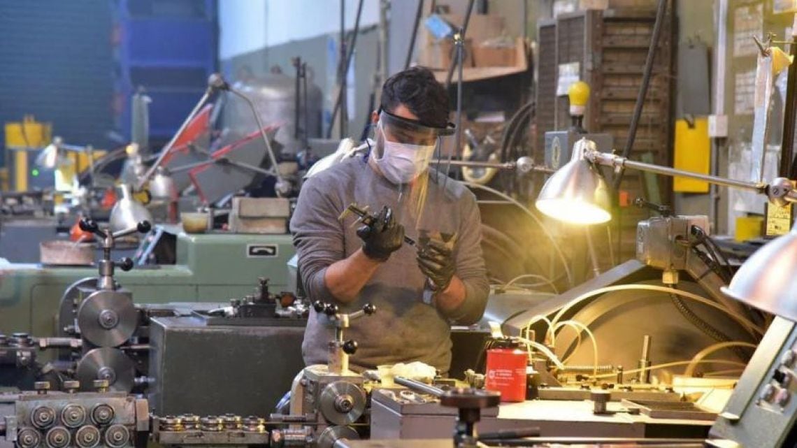 La industria opera con cuatro de cada diez capacidades ociosas y el empleo formal pierde terreno frente a la informalidad