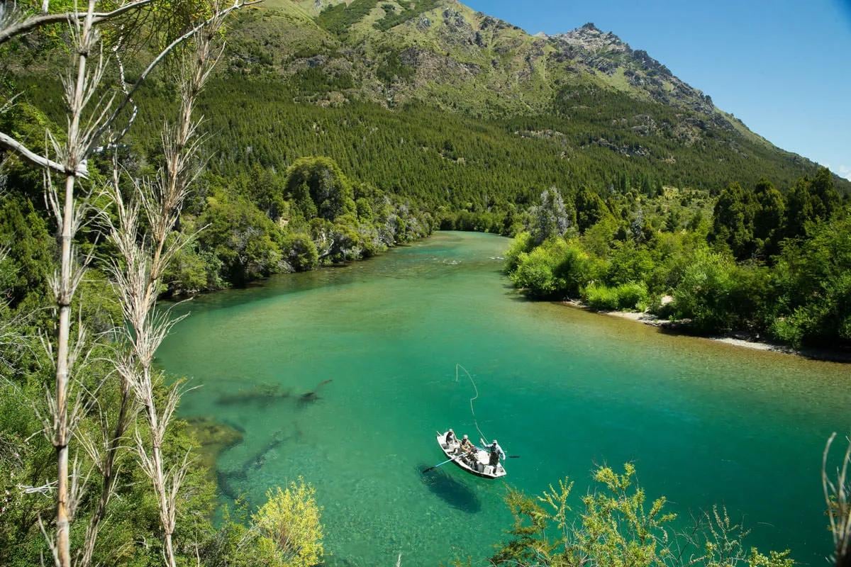 Neuquén ya vende los permisos de la temporada de pesca que se abre en noviembre: cuánto sale y quiénes pescan gratis