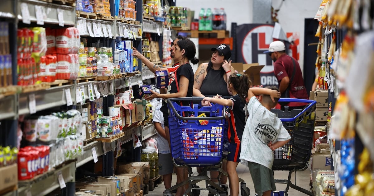 La inflación mantiene su zigzag mensual y los analistas no ven una baja sostenida hasta bien entrado 2027