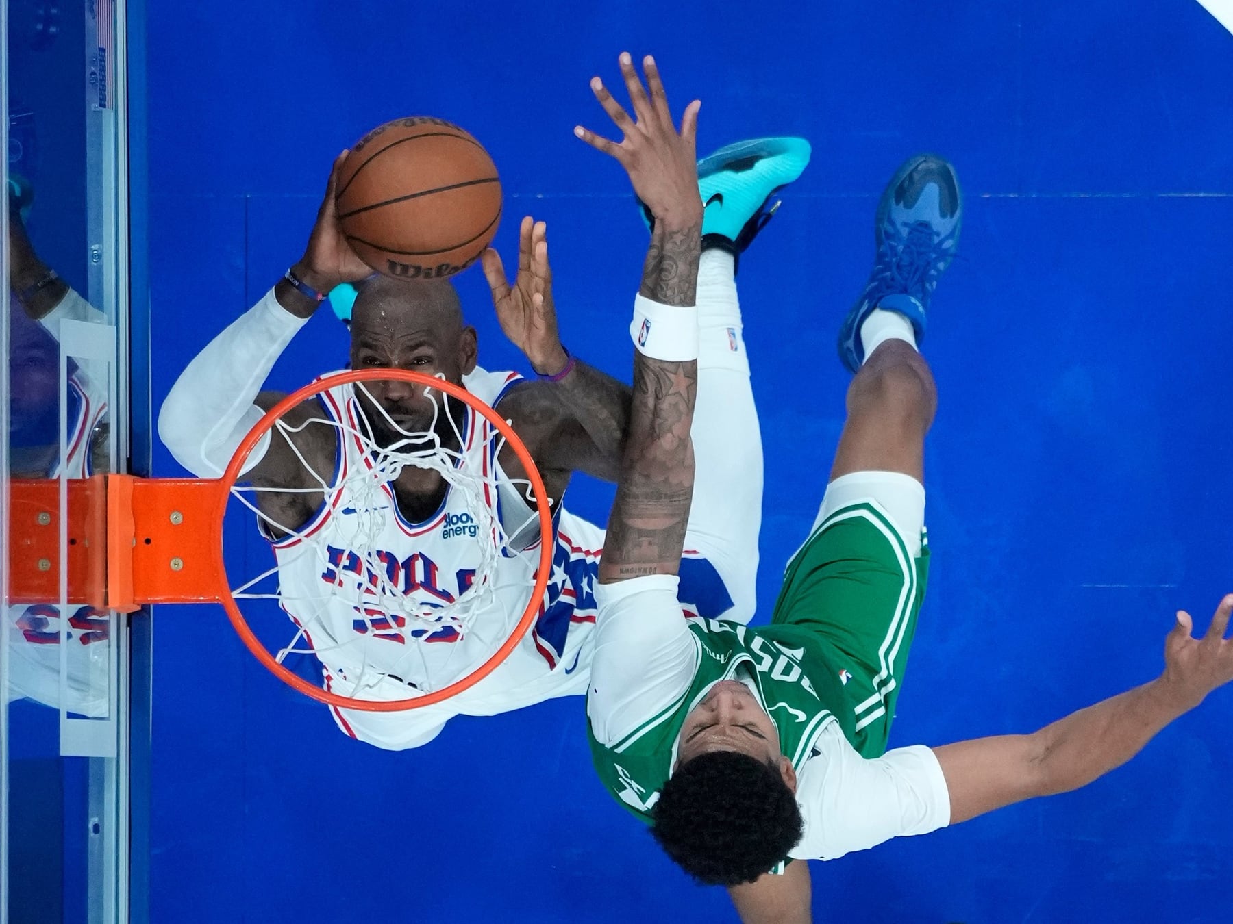 LeBron se puso la camiseta de los Sixers en casa y ya hizo explotar al público con una volcada a lo grande