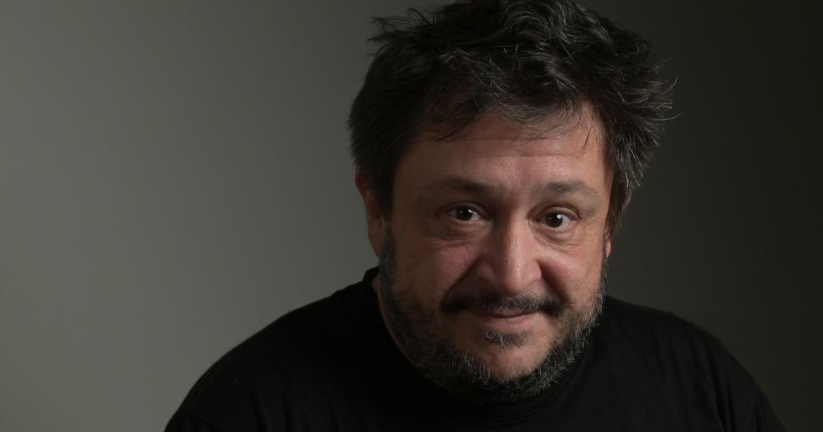 La palabra empeñada bajo la lupa: Hernán Casciari, sus Orsai y el fantasma de los retornos que nunca llegaron