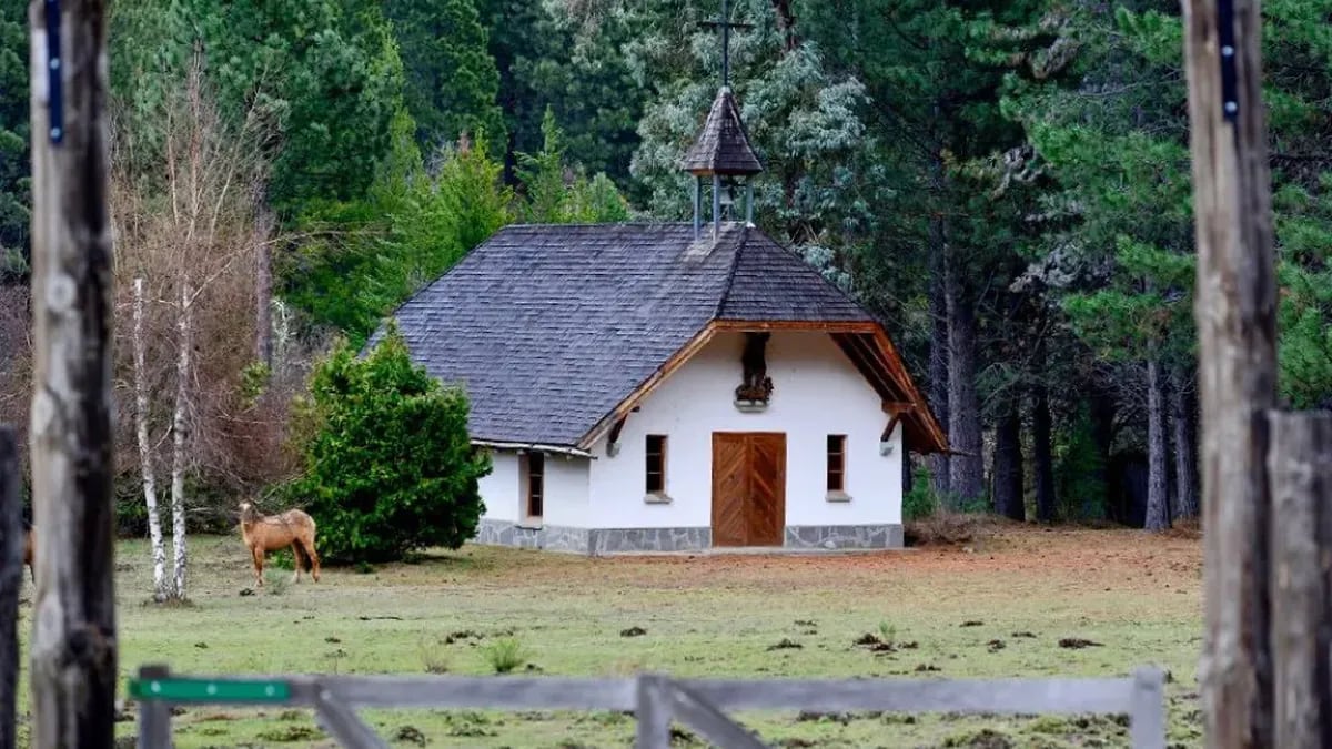 Meliquina y esa capilla con alma alpina que el príncipe Georg dejó clavada en el bosque patagónico