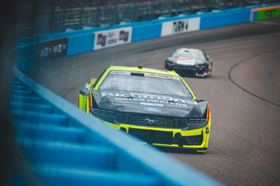 Blaney encendió el Phoenix y mete miedo: pole, apellido Penske y Larson hundido en el 22°