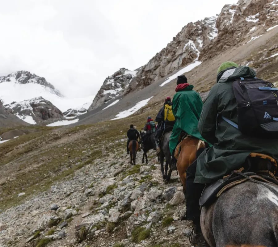 Cabalgatas en Caviahue: la propuesta neuquina que empieza antes de subir al caballo
