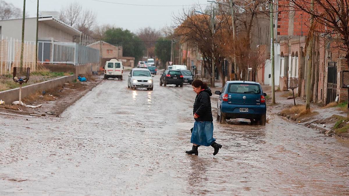 La tierra ya no absorbe más: Neuquén se prepara para tormentas que llegan en minutos