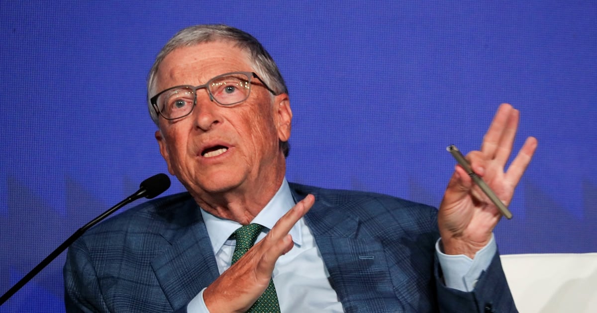 Gates pasó por el Vaticano y soltó la bomba: o regulan la inteligencia artificial o se lleva puesta a medio mundo