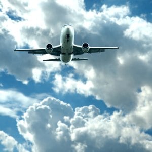 Argentina lidera la carga impositiva sobre los pasajes aéreos en América Latina, con el 37% de la tarifa